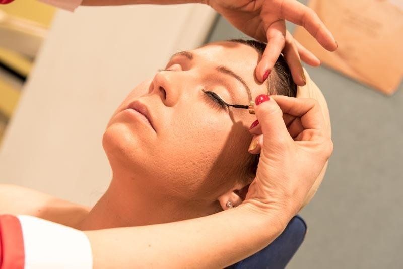 applicazione di eyeliner sull'occhio