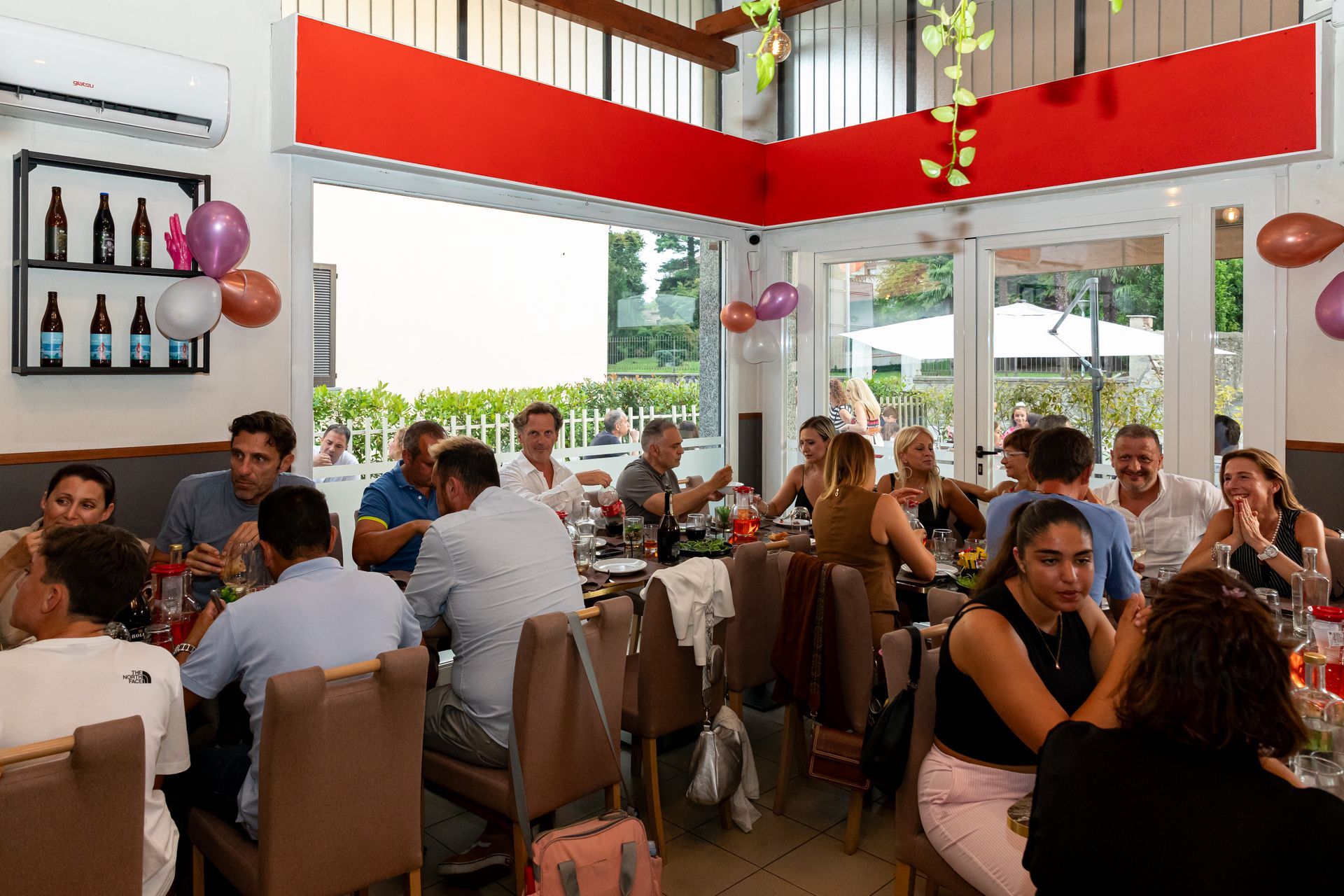 Un ristorante con tavoli e sedie e un dipinto di una donna sul muro.