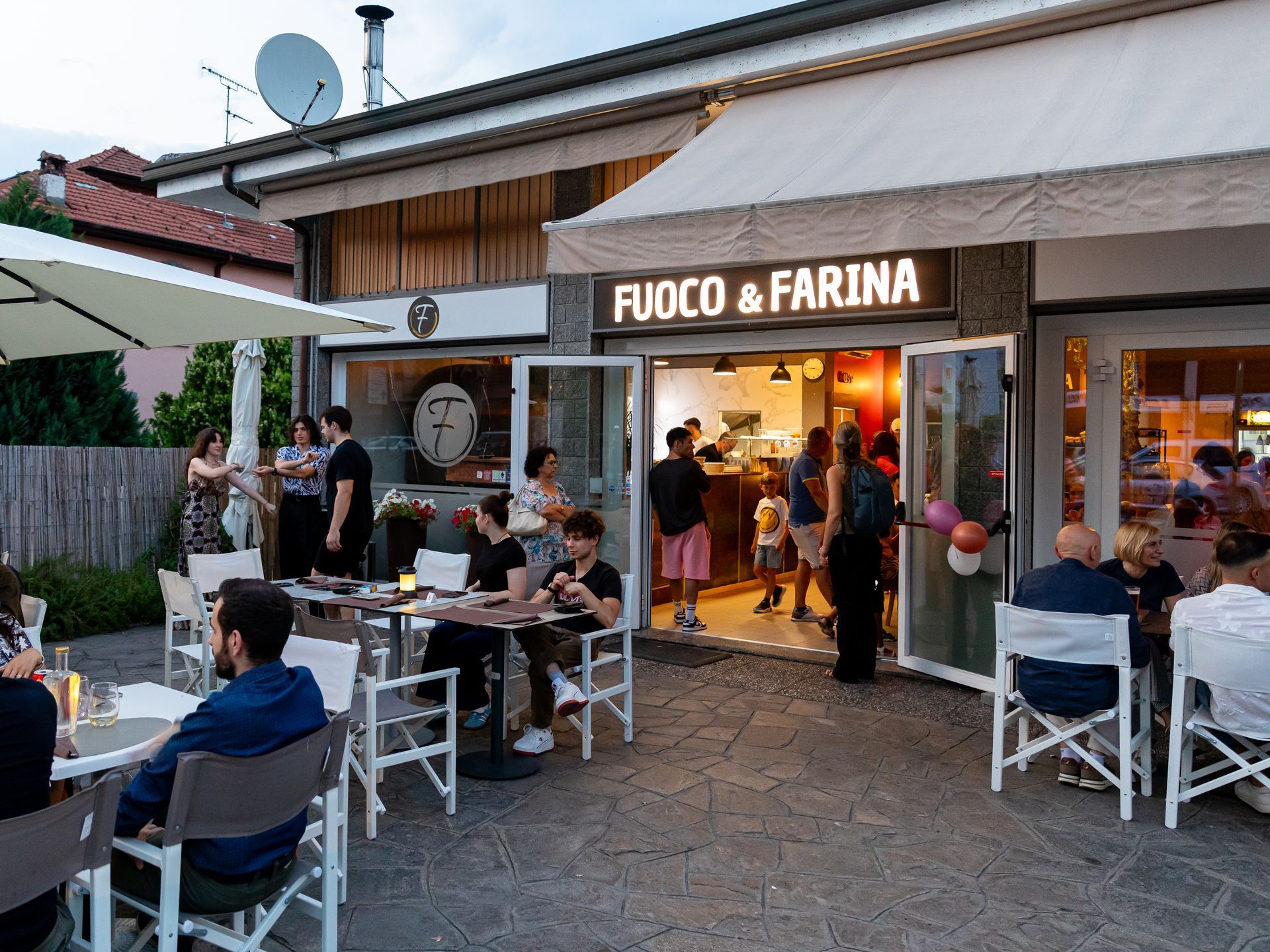 Una donna sta versando la birra in un bicchiere da un rubinetto.