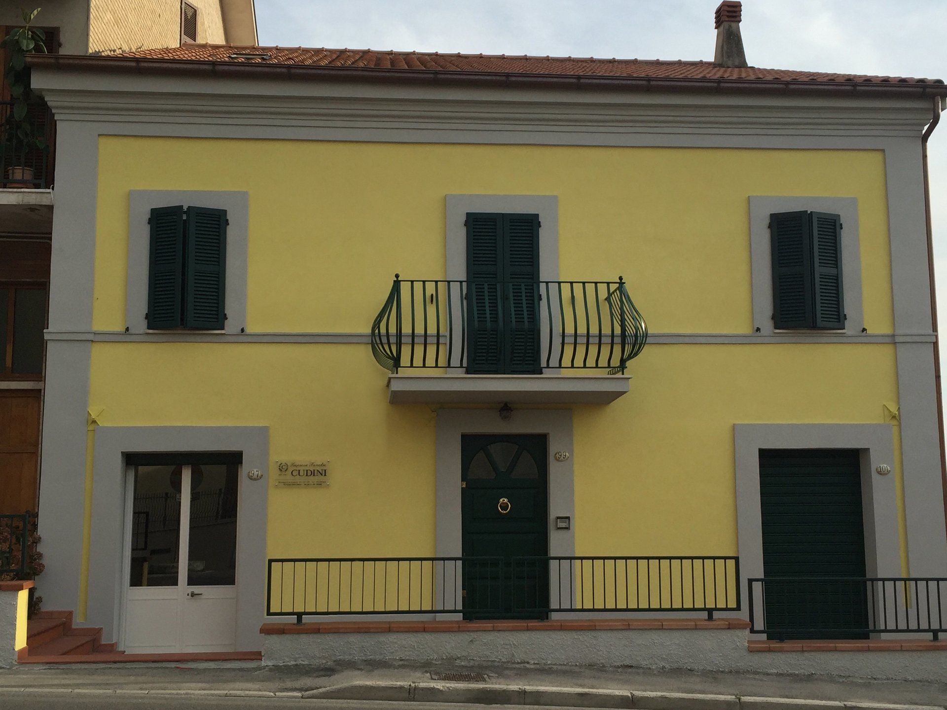 esterno palazzo agenzia funebre