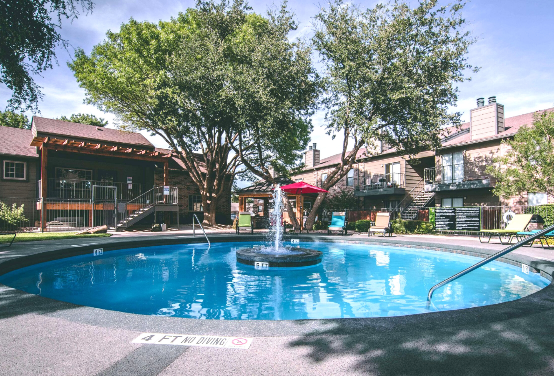 Exterior of  Bentwood Lubbock pool with fountain in the center