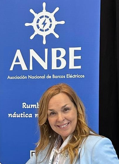 La Asociación Nacional de Barcos Eléctricos (ANBE) ha anunciado la creación de una nueva Comisión sobre Puertos Sostenibles. Esta comisión tiene como misión dar visibilidad y voz a la náutica sostenible y a los barcos eléctricos e híbridos, posicionándolos como los futuros inquilinos de los puertos españoles.
La presidente de la nueva comisión Marilena Estarellas, presenta las bases de su trabajo y labor para los próximos meses :
Objetivos de la Comisión
La nueva comisión de ANBE se enfocará en varios objetivos clave:
Promoción de la Náutica Sostenible: La comisión trabajará para incrementar la visibilidad de la náutica sostenible y promover el uso de barcos eléctricos e híbridos en los puertos españoles.
Colaboración con Puertos del Estado: ANBE se ha reunido con Puertos del Estado para discutir estrategias y colaborar en la transición energética de las instalaciones portuarias. Esta colaboración busca facilitar la descarbonización marina en el sector náutico y portuario.
Desarrollo de Infraestructura y Políticas de Apoyo: La comisión se dedicará a proponer la inclusión de espacios dedicados a barcos eléctricos e híbridos en los reglamentos y pliegos de condiciones de los nuevos puertos deportivos. Se sugiere que, al menos, el 1% de los amarres en todas las marinas y clubes náuticos de Puertos del Estado estén destinados a estos barcos, siguiendo el ejemplo de Francia, que ya ha dedicado el 5% de sus amarres a esta causa.
Bonificaciones para Armadores de Barcos Eléctricos e Híbridos: La comisión también aboga por la creación de bonificaciones para los armadores de barcos eléctricos e híbridos, incentivando así la transición energética en las instalaciones portuarias de España.
Estudios y Datos Relevantes
ANBE ha realizado un estudio en las Islas Baleares, revelando que actualmente existen unas 105 embarcaciones eléctricas e híbridas navegando por las aguas isleñas. Este registro es propio de ANBE, ya que no existen datos públicos al respecto. Este estudio destaca la necesidad urgente de adaptar nuestras infraestructuras portuarias para acomodar este creciente segmento del mercado náutico.
Además, ANBE se ha apoyado en estudios realizados en países nórdicos, como Suecia, donde la evolución del sector de barcos eléctricos e híbridos ya lleva años en marcha. Suecia ha demostrado cómo prepararse para la llegada de estos barcos, implementando políticas y desarrollando infraestructuras adecuadas para facilitar su integración en los puertos.
Inspiración Internacional y Propuestas
Nuestro país vecino, Francia, ha aprobado por ley que el 5% de los puertos deportivos deben dedicar espacio de amarres a barcos eléctricos e híbridos, lo que representa una motivación significativa para la transición energética. Puedes ver la publicación de nuestra asociación homóloga francesa aquí: Bateau Électrique.
Llamada a la Acción
ANBE insta a las autoridades españolas a seguir este ejemplo y a incluir en el reglamento y pliego de condiciones de los nuevos puertos deportivos la dedicación de al menos el 1% de los amarres a barcos eléctricos. Esta acción no solo establecerá un precedente nacional, sino que también motivará a otras comunidades autónomas con la gestión portuaria transferida a seguir el ejemplo.
Además, ANBE propone la creación de bonificaciones para los armadores de barcos eléctricos e híbridos, incentivando la transición energética en las instalaciones portuarias españolas.
Conclusión
La creación de la Comisión sobre Puertos Sostenibles de ANBE marca un paso significativo hacia la descarbonización marina y la transición energética en el sector náutico recreativo de España. La colaboración con Puertos del Estado y la implementación de políticas de apoyo serán fundamentales para posicionar a España como un líder en la náutica sostenible.
Esperamos que esta iniciativa inspire a todas las comunidades autónomas y ayude a acelerar el proceso de descarbonización en nuestros puertos. 
Para más información sobre las actividades de la comisión y nuestras propuestas, visita el sitio web de ANBE, contáctanos a través de nuestras redes sociales o escríbenos a secretaria@anbe.online
