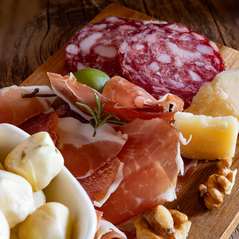 Gustosi taglieri di prodotti di norcineria altamente selezionati.