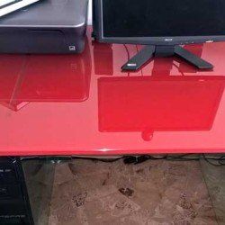 Elementi d'arredo in vetro colorato