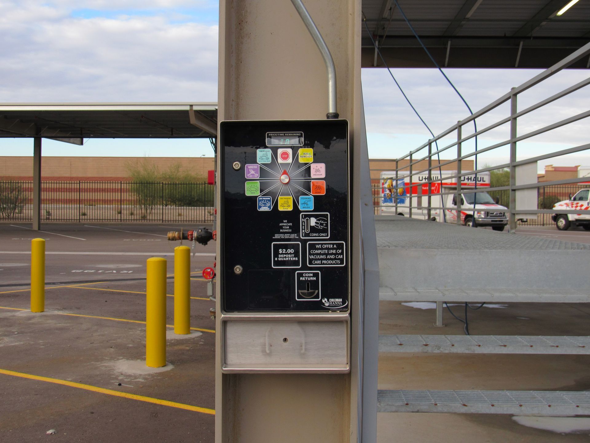 An atm machine is sitting outside of a building.