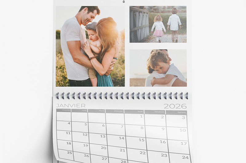 Calendrier familial pour janvier 2020 avec photos de famille. Accroché au mur, fond blanc.