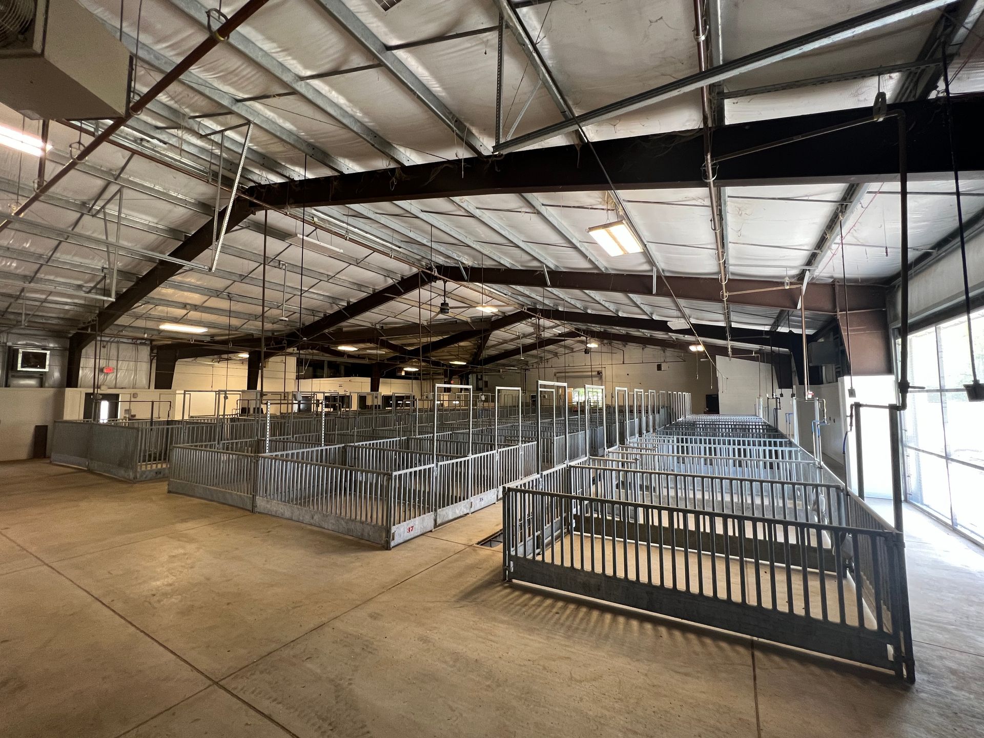 Hot dip galvanized show pens