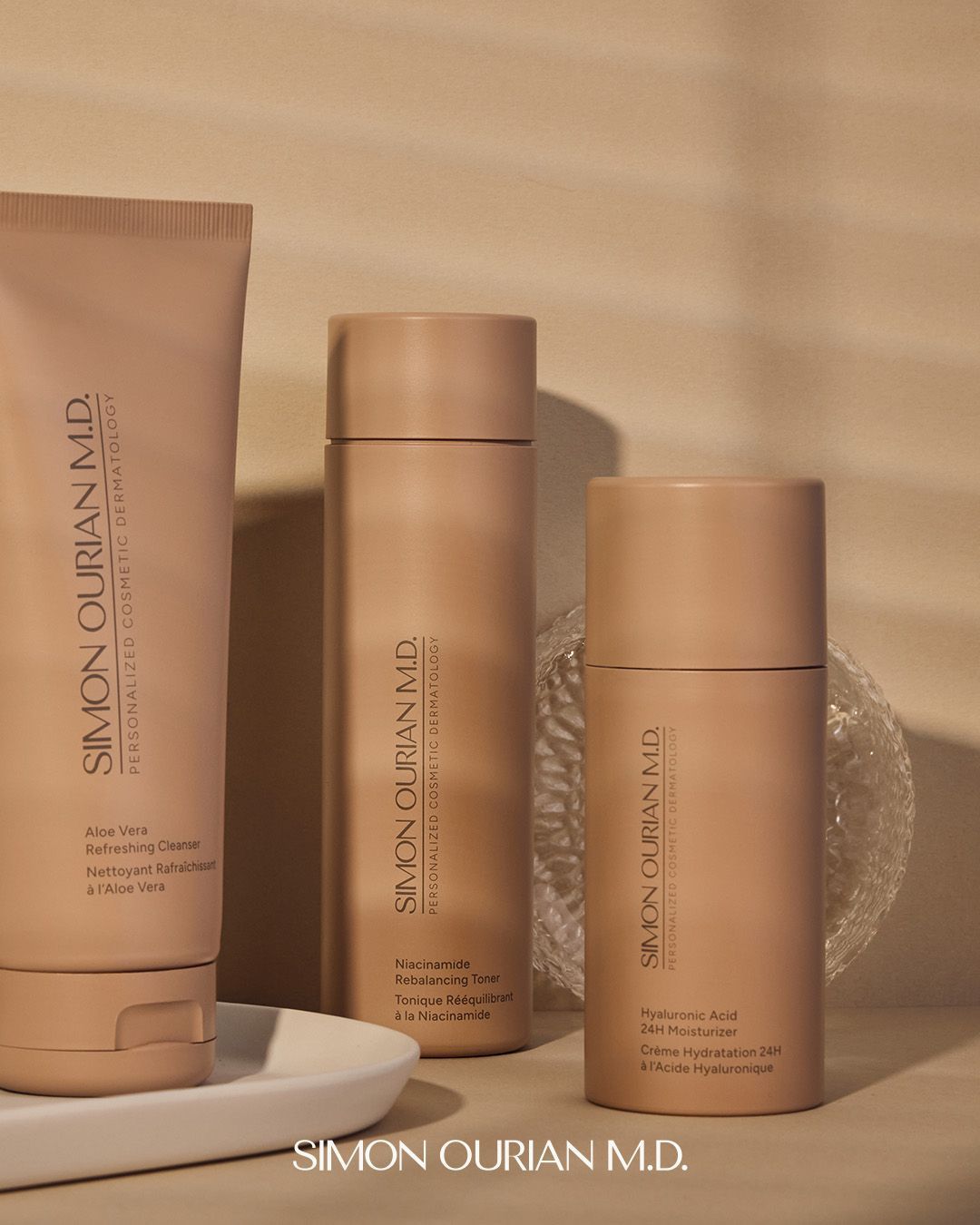 Er staat een tube lotion op het aanrecht naast een spiegel.