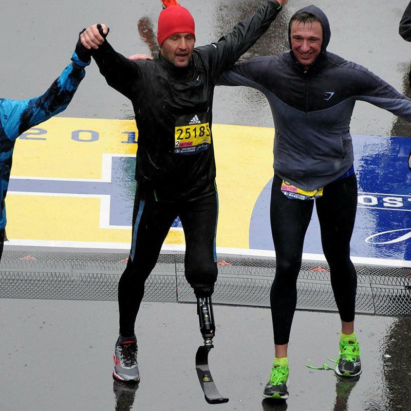 A man with a prosthetic leg has the number 2518 on his shirt