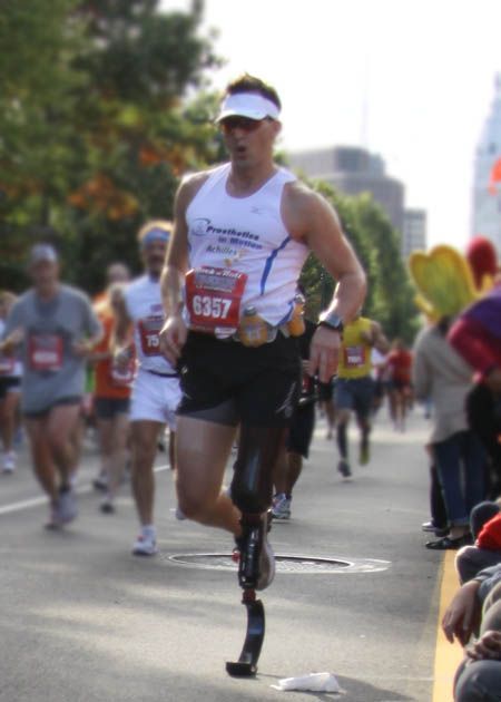 A man with a prosthetic leg is running a marathon