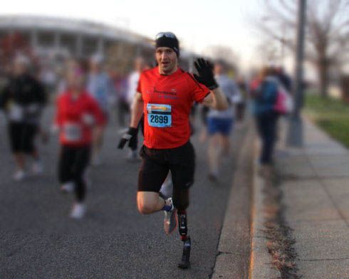 A man with a prosthetic leg is running a marathon