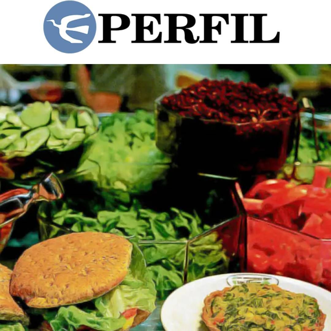 Un bufé con diversas ensaladas coloridas y un sándwich. El logo de 