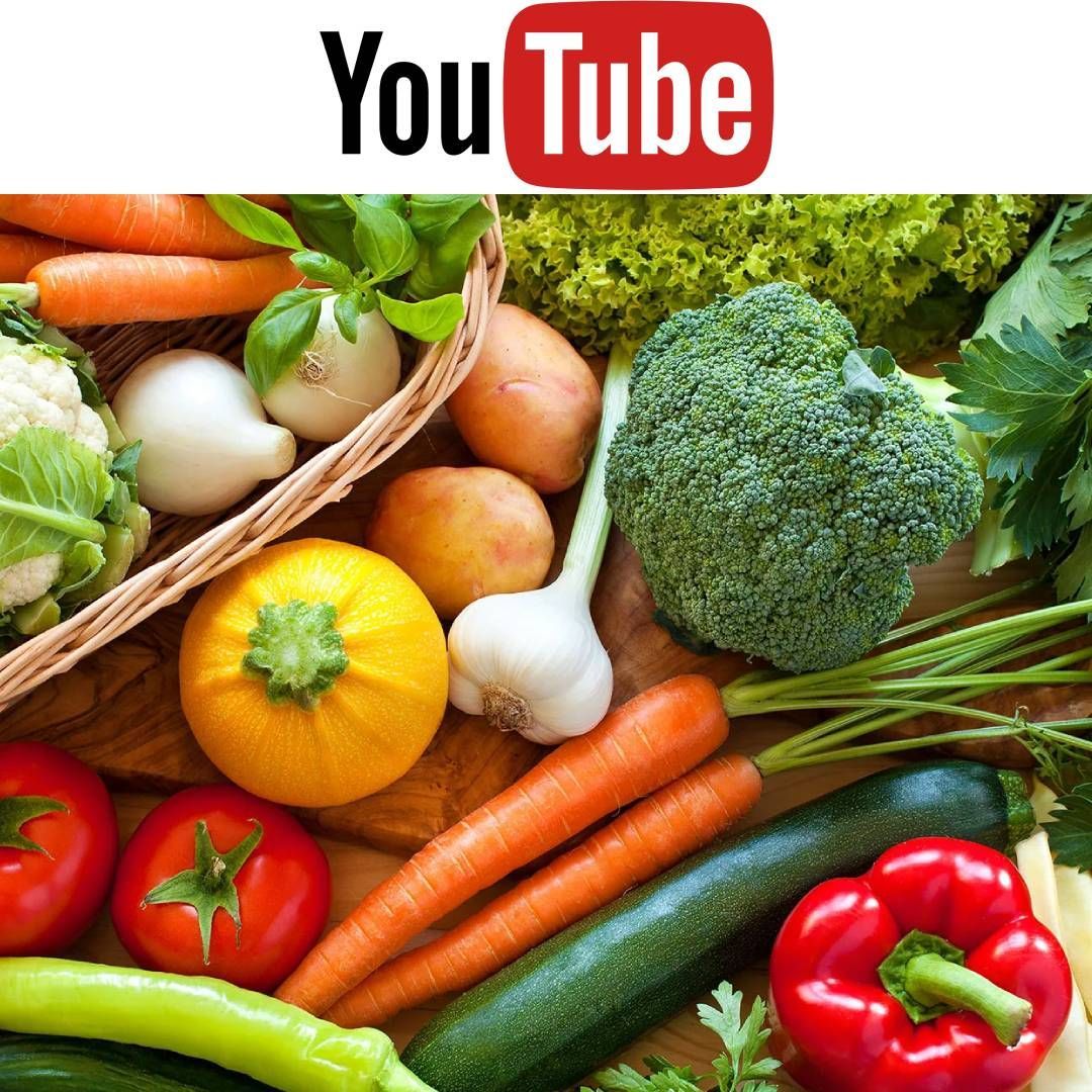 Surtido de verduras frescas, que incluyen zanahorias, brócoli, tomates y calabazas, con un logotipo de YouTube.