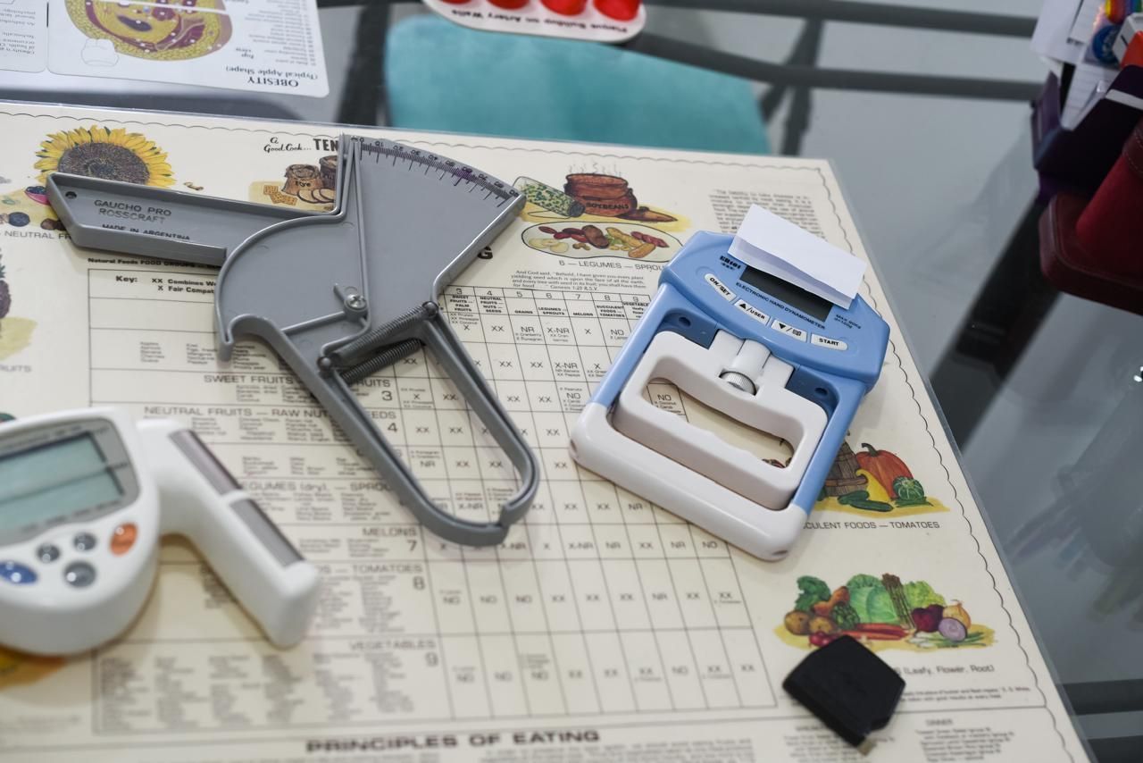 Contorno de una cabeza humana llena de alimentos saludables como kiwi, arándanos y nueces sobre una superficie de madera.