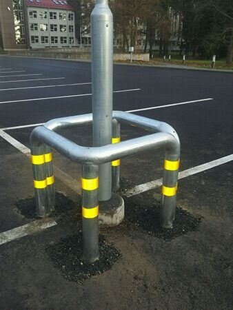 Ceļu un stāvvietu barjeras un velosipēdu novietnes