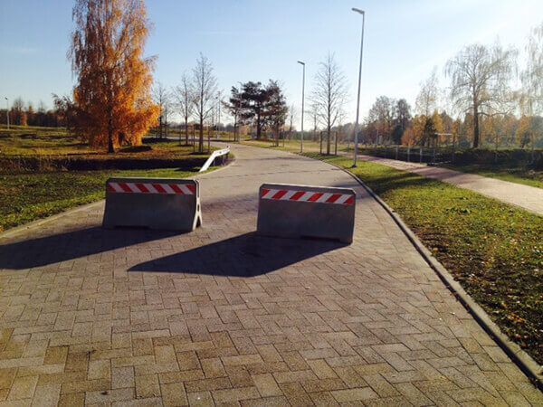 Ceļu un stāvvietu barjeras un velosipēdu novietnes