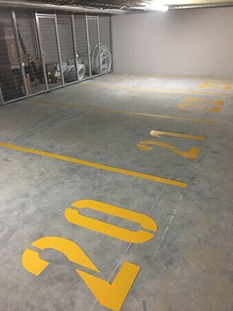 Horizontālo apzīmējumu un labiekārtojuma elementu uzstādīšana- pazemes stāvvietās, noliktavās un industriālās teritorijās