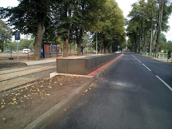 Ceļu un stāvvietu barjeras un velosipēdu novietnes