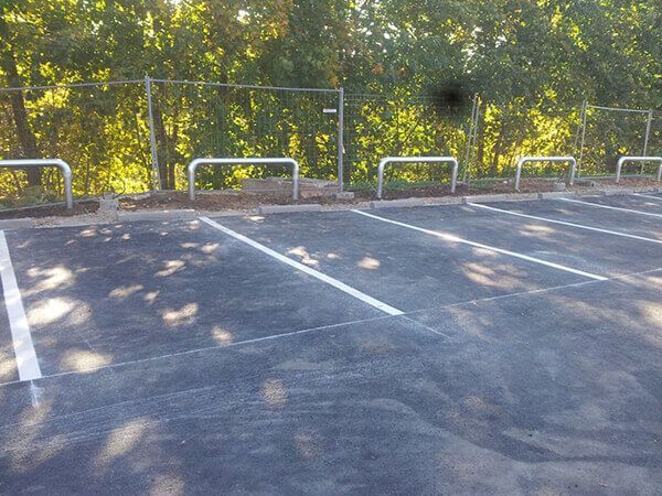 Ceļu un stāvvietu barjeras un velosipēdu novietnes