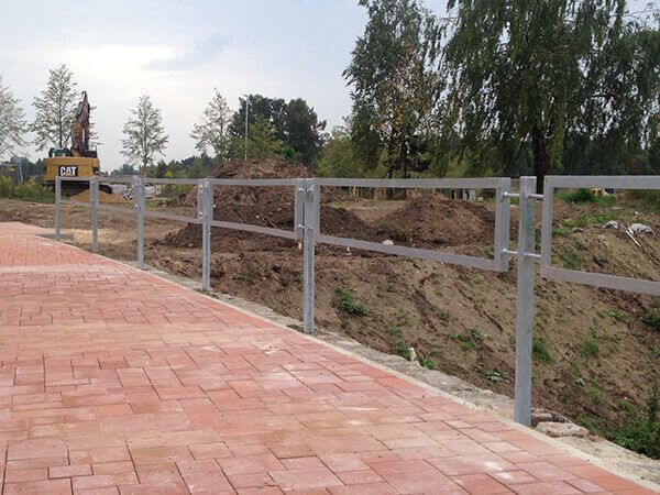 Ceļu un stāvvietu barjeras un velosipēdu novietnes