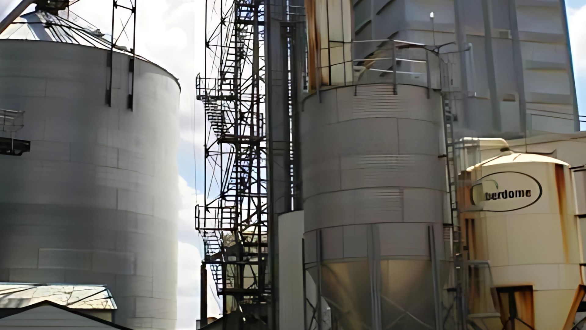 A large white silo with the word concrete on it