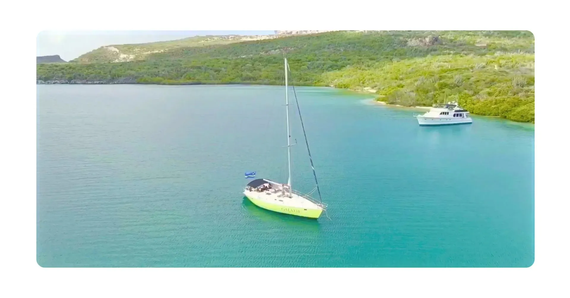 Green saiboat Galaxie anchored at Fuik Bay during private boat tour with Maxie sailing Curacao