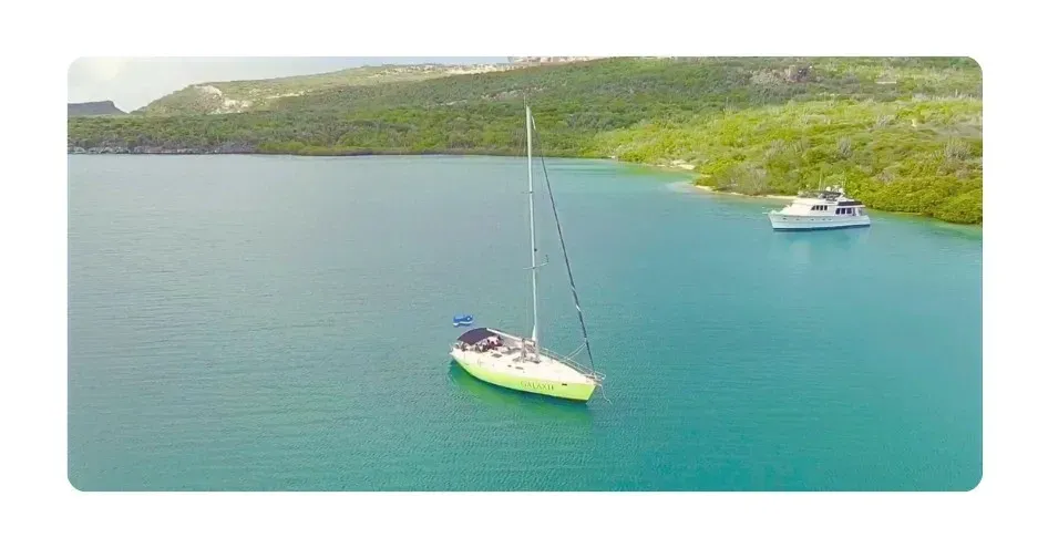 sailboat galaxie anchored in Fuik Bay for the best snorkeling