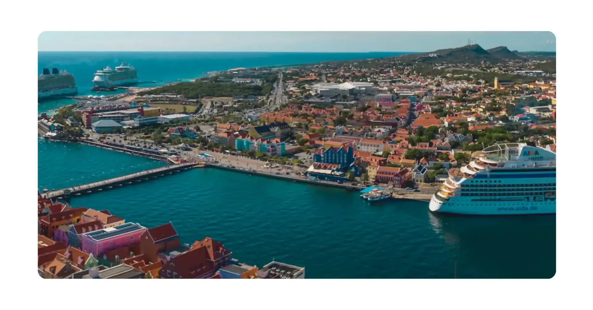 Cruise travelers enjoying private sailing tour with Maxie Sailing in Curacao at Caribbean Sea