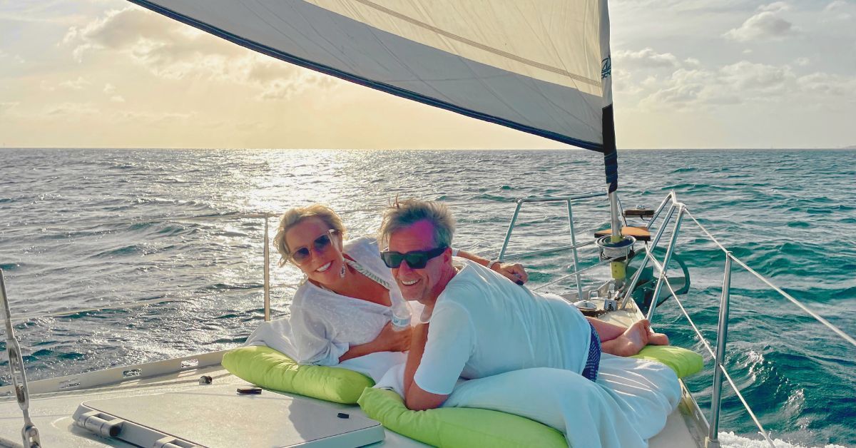 Romantic couple on sailing yacht Galaxie enjoying private tour Maxie Sailing Curacao