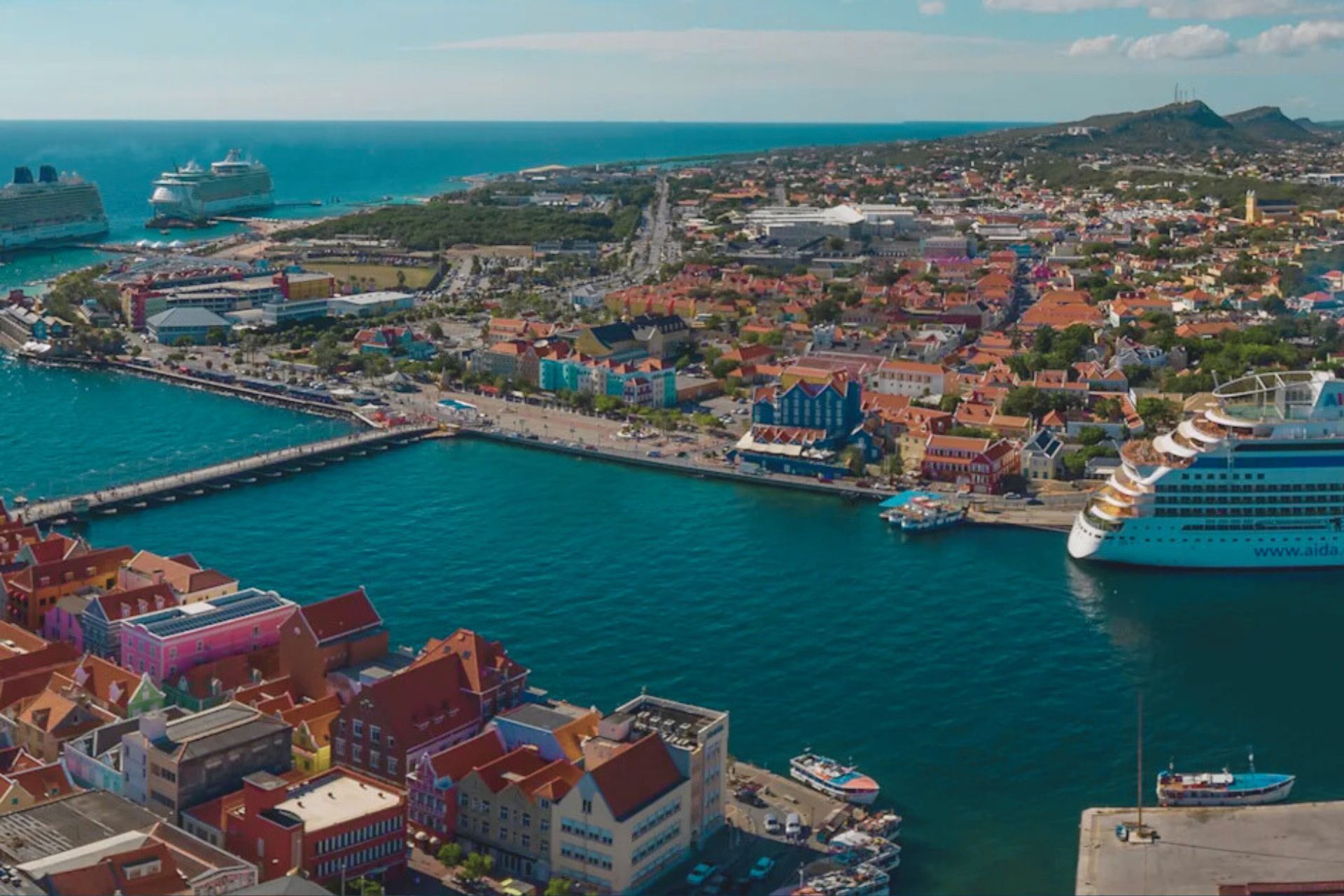 Cruise travelers enjoying private sailing tour with Maxie Sailing in Curacao at Caribbean Sea