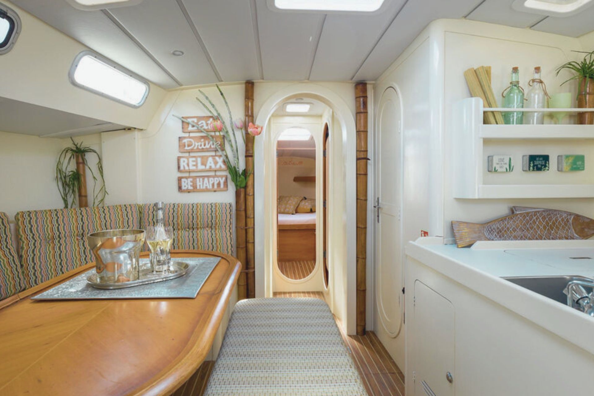 Interior-sailing-yacht-Galaxie-Curacao