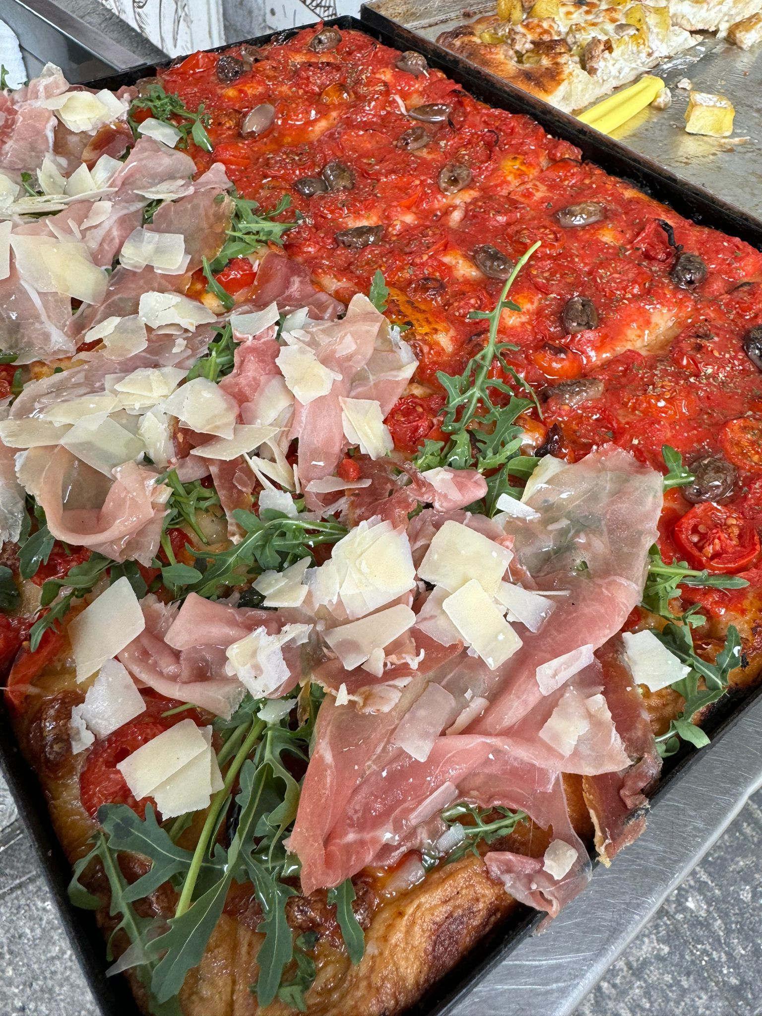 focaccia farcita con rucola e prosciutto
