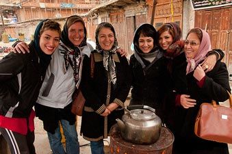 туристы в иране, иранские девушки с туристами