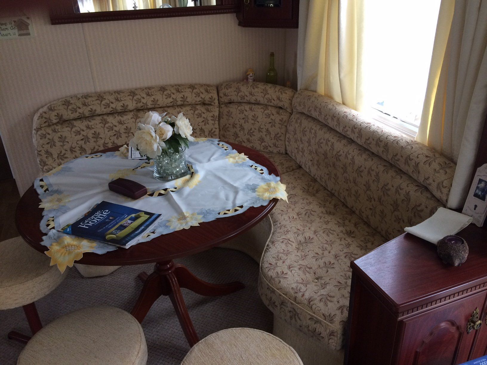 Upholstered corner set with table