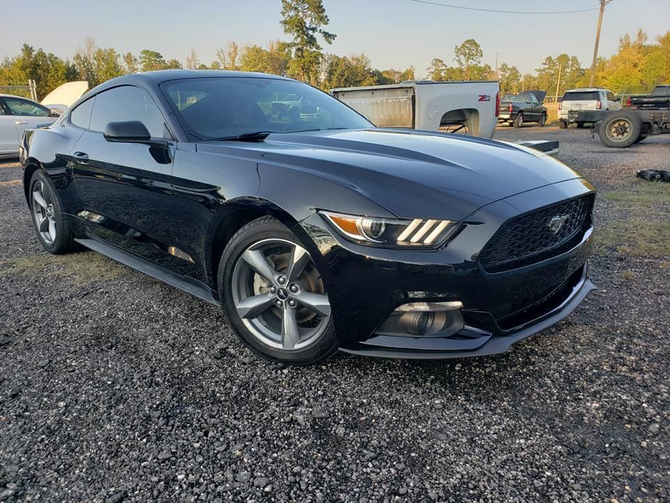 Side picture of a Ford Mustang