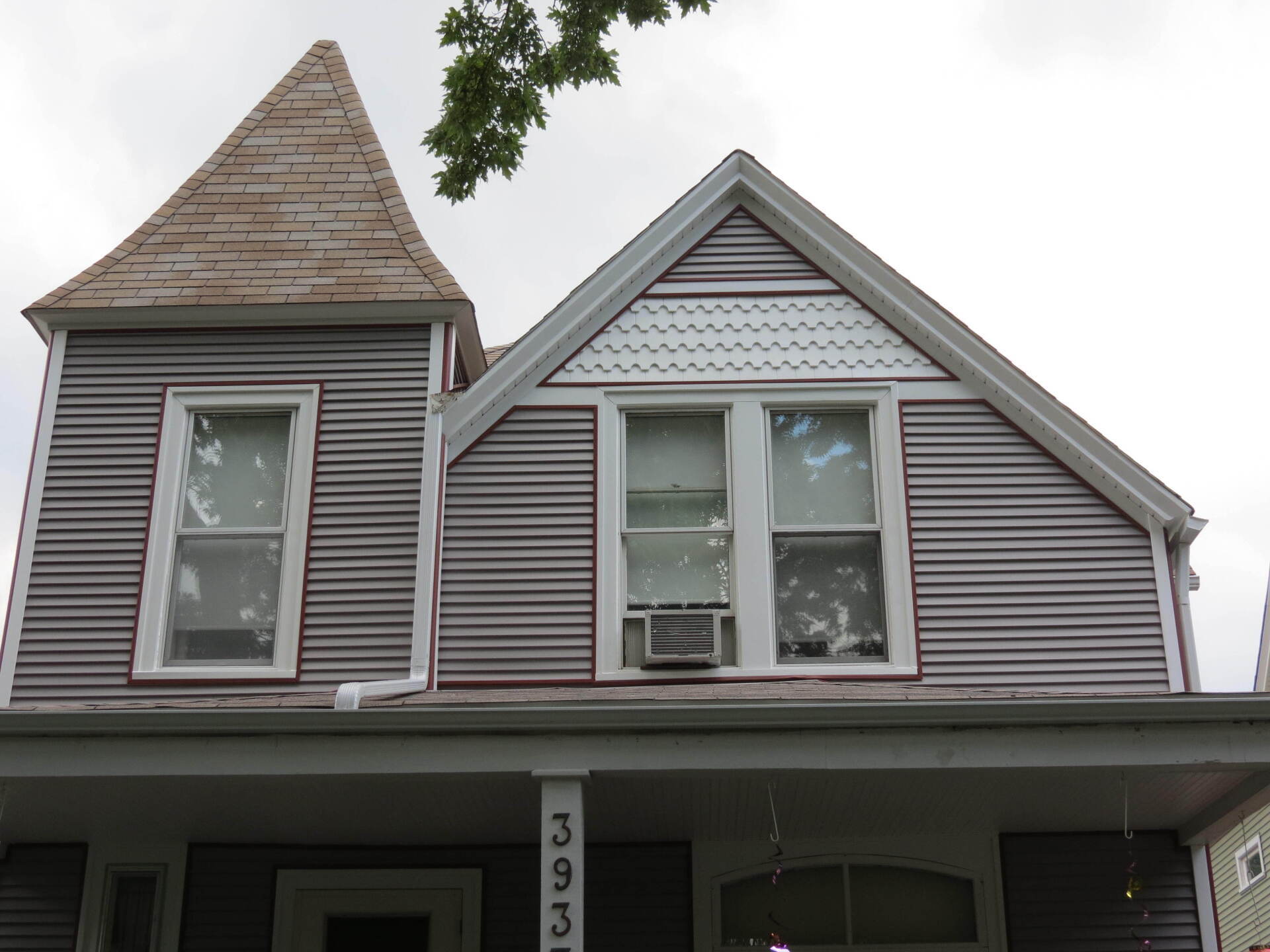 A house with a roof that has a pointed roof
