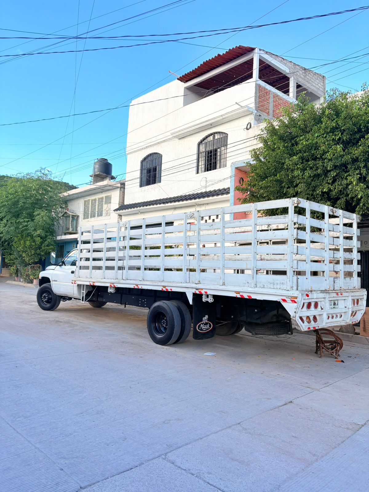 Equipo de mudanza cargando muebles