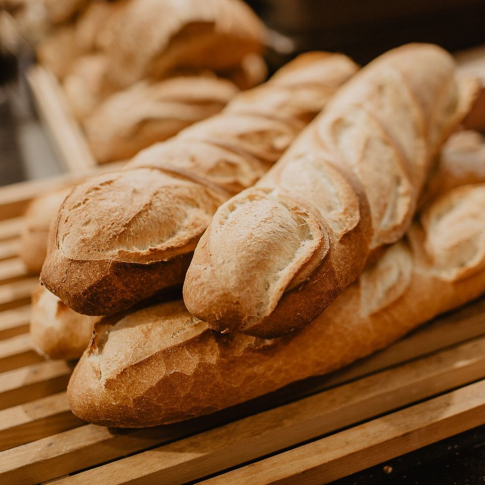 Сладкий батон. Boulangerie. Гастрономия и выпечка. Багет кушать. Кресто Boulangerie.