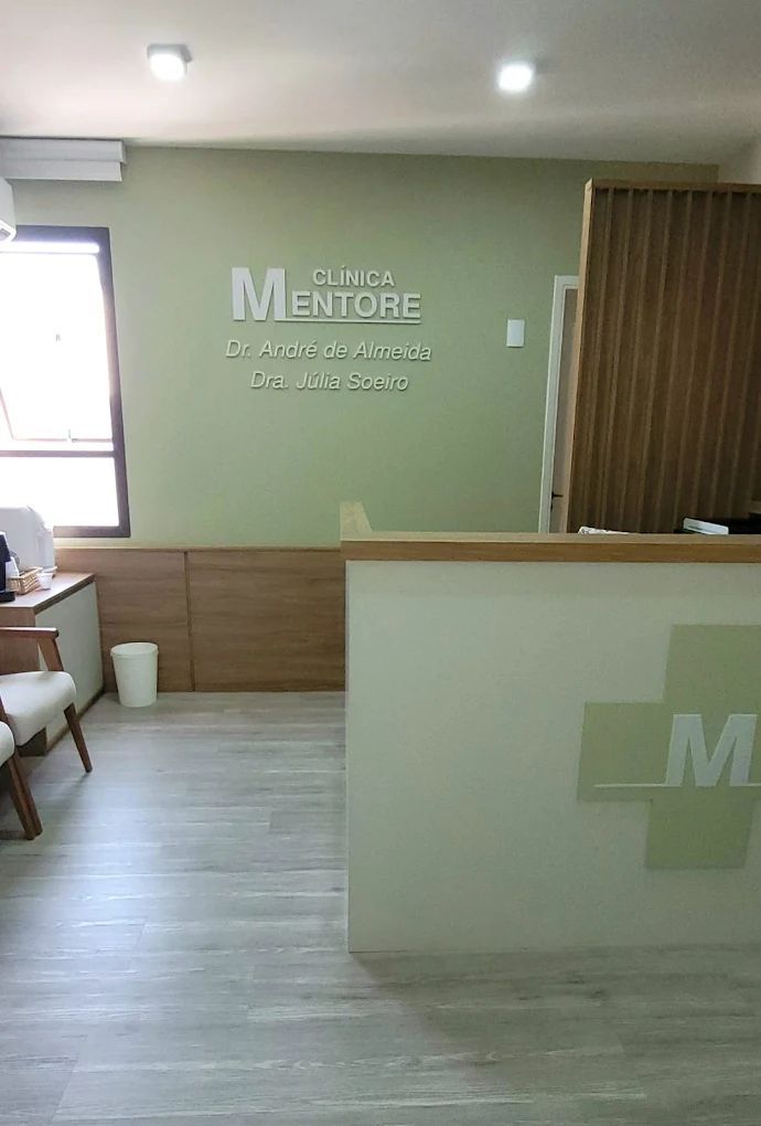 Área de recepção com placa 