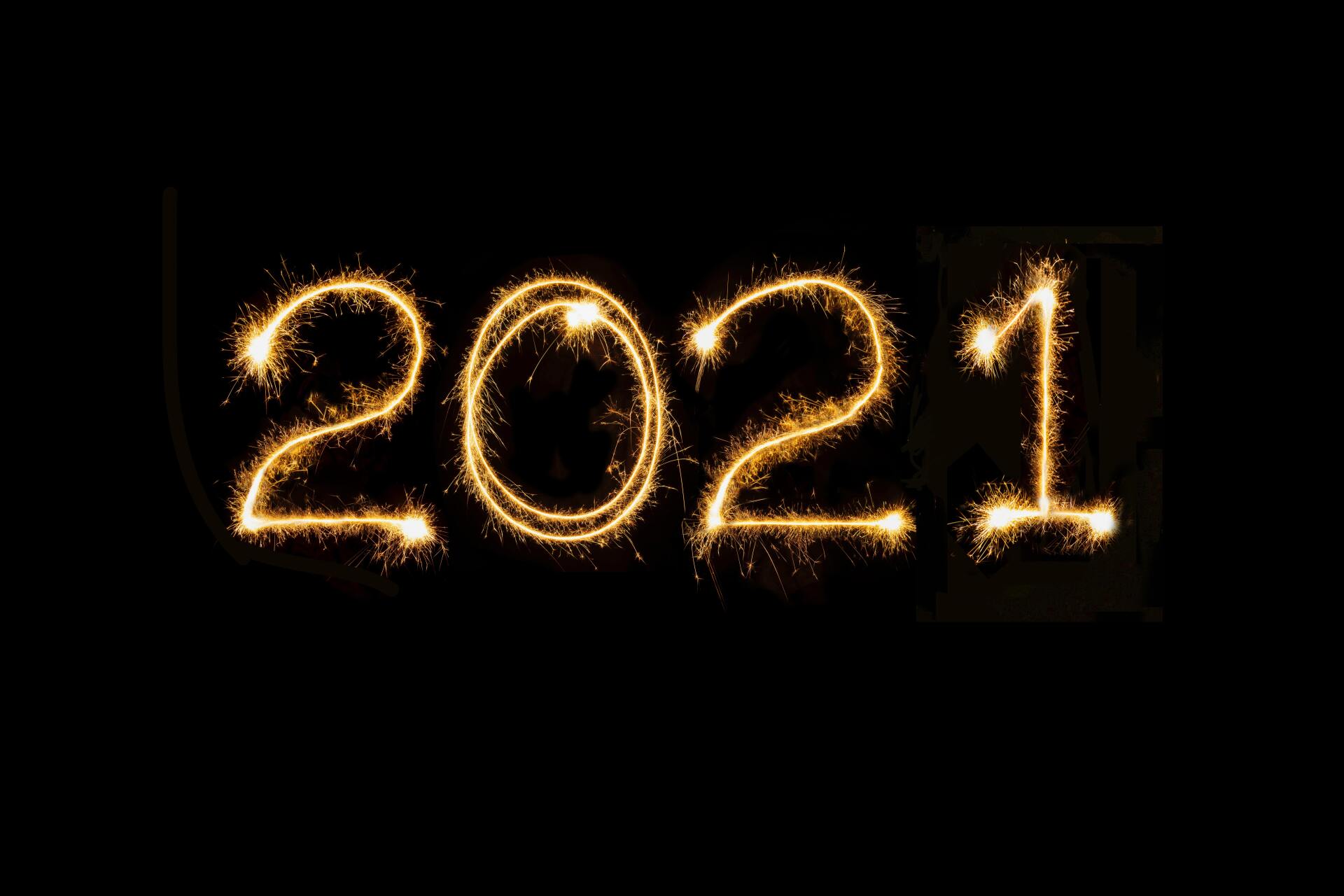 The year 2021 is written with sparklers