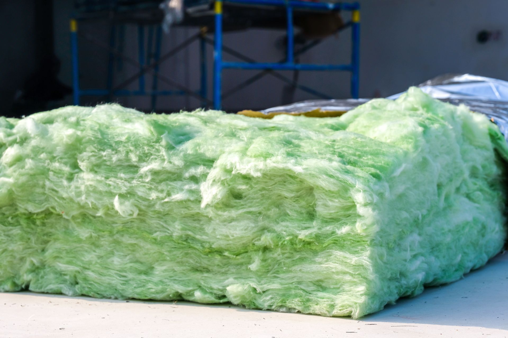 Isolant en fibre de verre jaune, un matériau de construction moelleux et texturé.