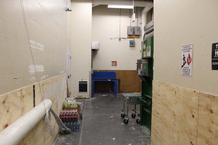 A hallway in a building with a sign on the wall that says toilet