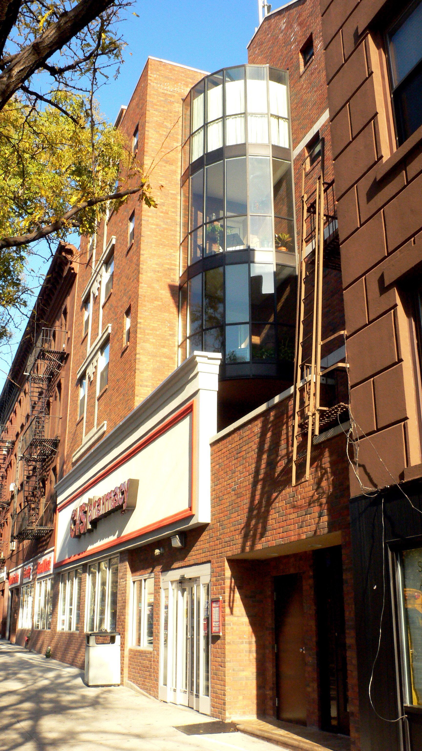 A brick building with a sign that says ' subway ' on it
