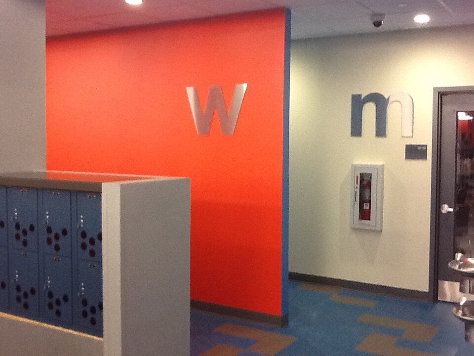 A red wall with the letter w on it