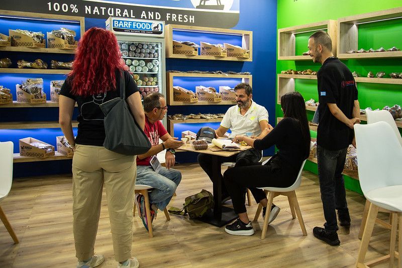 η BARFFOOD αποτελεί τη μοναδική καθετοποιημένη μονάδα παραγωγής στον κλάδο της, εξασφαλίζοντας τον πλήρη έλεγχο της παραγωγικής διαδικασίας από την αρχή έως το τέλος και εγγυώμενη την υψηλότερη ποιότητα σε κάθε στάδιο.