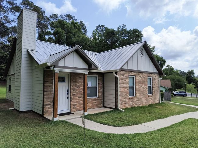 Suburb House — Roofing in Tallahassee, FL Suburb House — Roofing in Tallahassee, FL