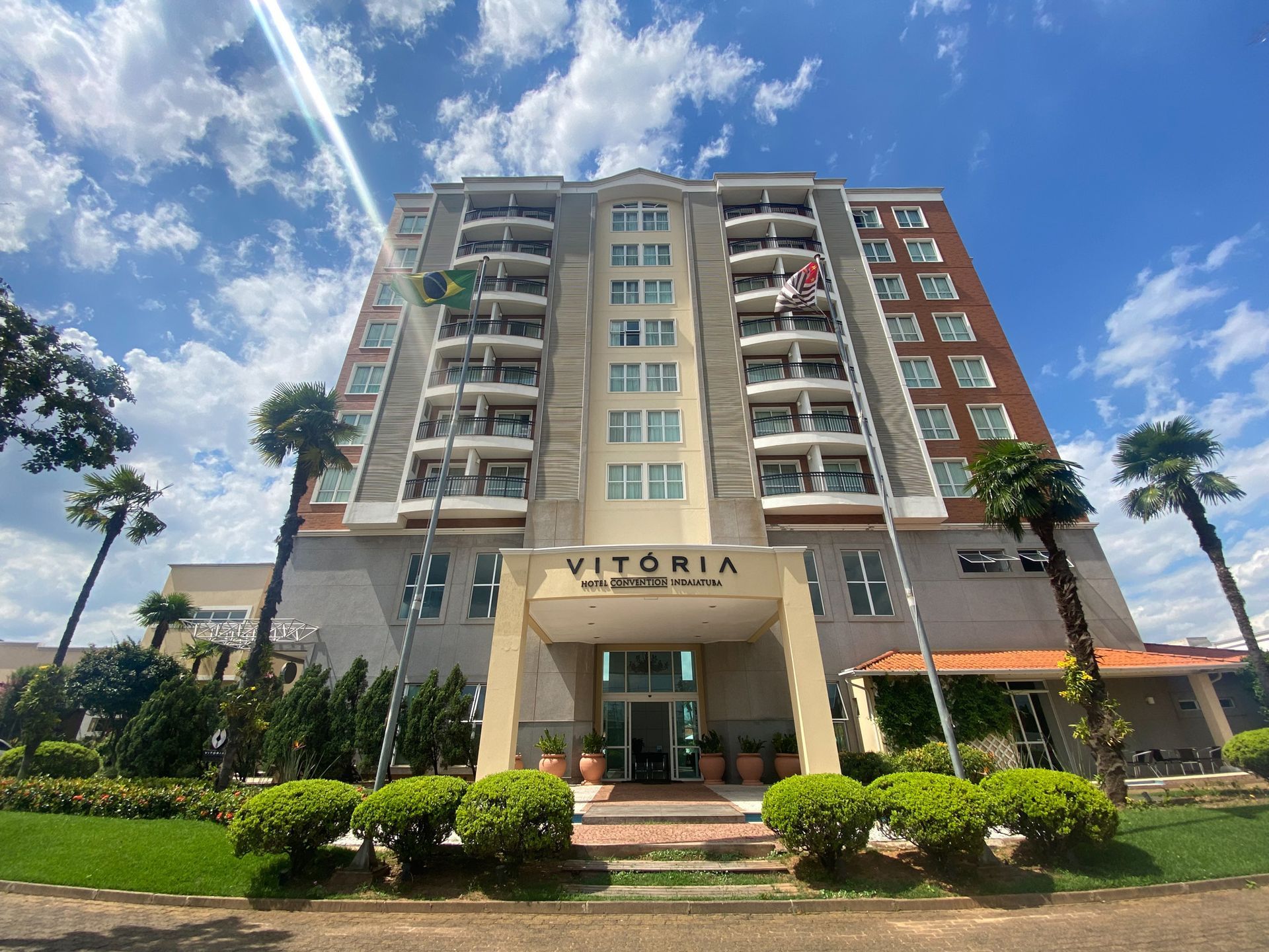 Um prédio alto com a palavra vitória escrita nele