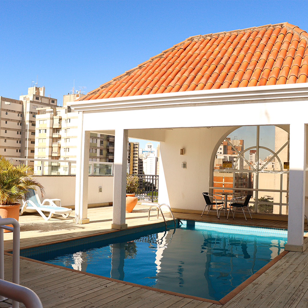 Uma grande piscina em frente a um prédio branco