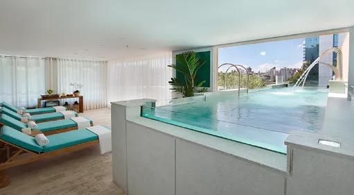 Há uma grande piscina no meio da sala.