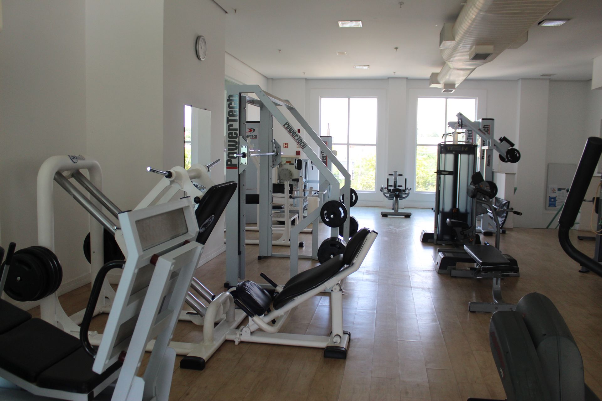 Uma grande academia cheia de equipamentos de exercícios